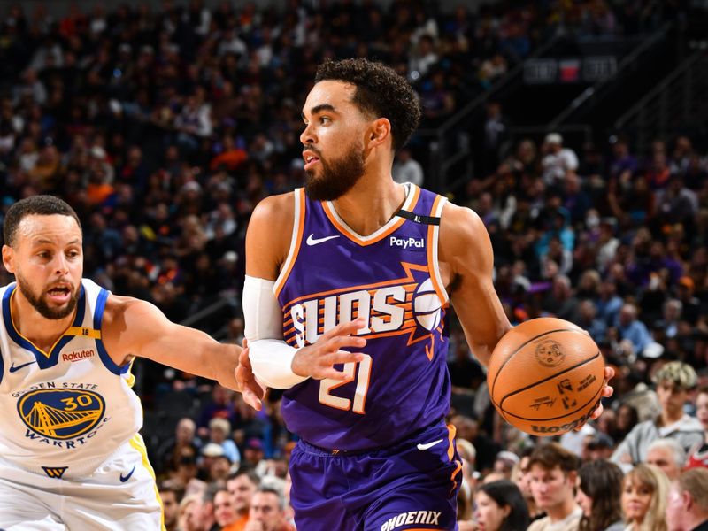 PHOENIX, AZ - NOVEMBER 30: Tyus Jones #21 of the Phoenix Suns handles the ball during the game against the Golden State Warriors on November 30, 2024 at Footprint Center in Phoenix, Arizona. NOTE TO USER: User expressly acknowledges and agrees that, by downloading and or using this photograph, user is consenting to the terms and conditions of the Getty Images License Agreement. Mandatory Copyright Notice: Copyright 2024 NBAE (Photo by Barry Gossage/NBAE via Getty Images)