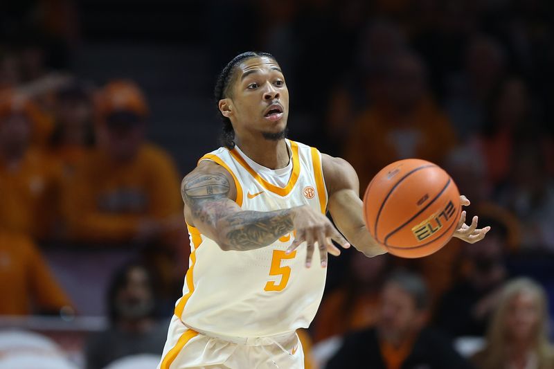 Dec 9, 2023; Knoxville, Tennessee, USA; Tennessee Volunteers guard Zakai Zeigler (5) passes the ball against the Illinois Fighting Illini during the first half at Food City Center at Thompson-Boling Arena. Mandatory Credit: Randy Sartin-USA TODAY Sports