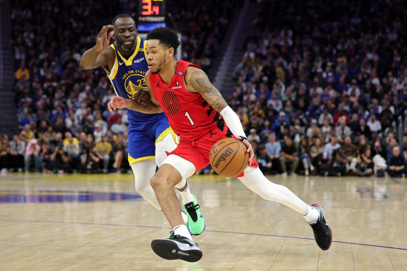 SAN FRANCISCO, CALIFORNIA - MARCH 10: Anfernee Simons #1 of the Portland Trail Blazers is guarded by Draymond Green #23 of the Golden State Warriors during the second half at Chase Center on March 10, 2025 in San Francisco, California. NOTE TO USER: User expressly acknowledges and agrees that, by downloading and/or using this photograph, user is consenting to the terms and conditions of the Getty Images License Agreement.   (Photo by Ezra Shaw/Getty Images)