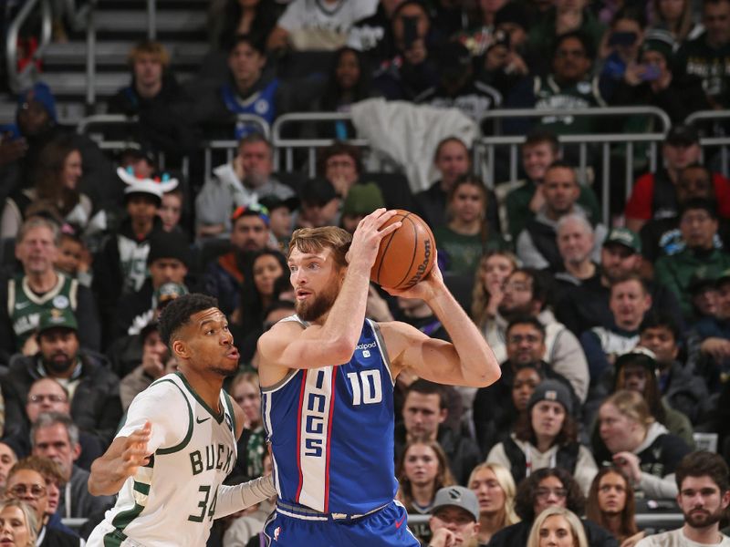 MILWAUKEE, WI - JANUARY 14: Domantas Sabonis #10 of the Sacramento Kings looks to pass the ball during the game against the Milwaukee Bucks on January 14, 2024 at the Fiserv Forum Center in Milwaukee, Wisconsin. NOTE TO USER: User expressly acknowledges and agrees that, by downloading and or using this Photograph, user is consenting to the terms and conditions of the Getty Images License Agreement. Mandatory Copyright Notice: Copyright 2024 NBAE (Photo by Gary Dineen/NBAE via Getty Images).