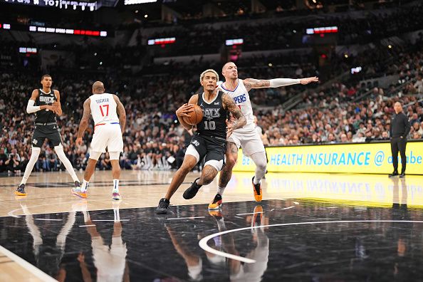 SAN ANTONIO, TX - NOVEMBER 22: Jeremy Sochan #10 of the San Antonio Spurs drives to the basket during the game against the LA Clippers on November 22, 2023 at the Frost Bank Center in San Antonio, Texas. NOTE TO USER: User expressly acknowledges and agrees that, by downloading and or using this photograph, user is consenting to the terms and conditions of the Getty Images License Agreement. Mandatory Copyright Notice: Copyright 2023 NBAE (Photos by Darren Carroll/NBAE via Getty Images)