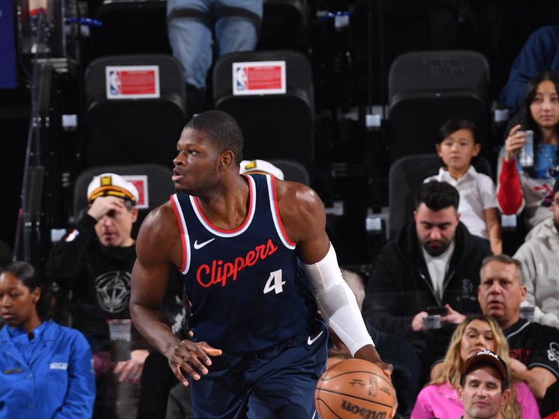 INGLEWOOD, CA - JANUARY 13:  Mo Bamba #4 of the LA Clippers dribbles the ball during the game against the Miami Heat on January 13, 2025 at Intuit Dome in Los Angeles, California. NOTE TO USER: User expressly acknowledges and agrees that, by downloading and/or using this Photograph, user is consenting to the terms and conditions of the Getty Images License Agreement. Mandatory Copyright Notice: Copyright 2025 NBAE (Photo by Juan Ocampo/NBAE via Getty Images)