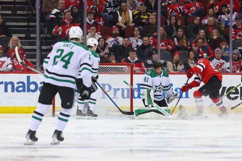 Jan 20, 2024; Newark, New Jersey, USA; Dallas Stars goaltender Scott Wedgewood (41) loses his mask after making a save against the New Jersey Devils during the third period at Prudential Center. Mandatory Credit: Ed Mulholland-USA TODAY Sports