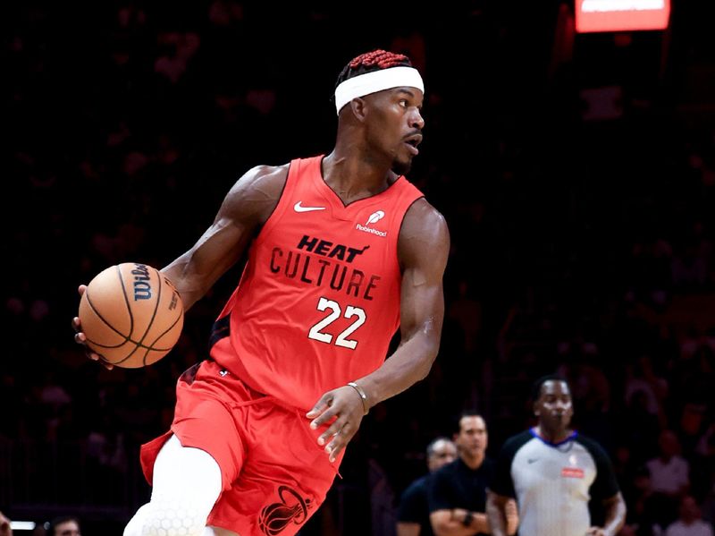 MIAMI, FLORIDA - NOVEMBER 18: Jimmy Butler #22 of the Miami Heat drives to the net against the Philadelphia 76ers during the second half at Kaseya Center on November 18, 2024 in Miami, Florida. NOTE TO USER: User expressly acknowledges and agrees that, by downloading and or using this Photograph, user is consenting to the terms and conditions of the Getty Images License Agreement.  (Photo by Carmen Mandato/Getty Images)