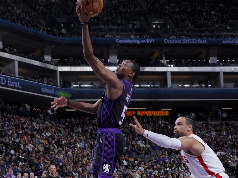 SACRAMENTO, CA - MARCH 10: De'Aaron Fox #5 of the Sacramento Kings shoots the ball during the game against the Houston Rockets on March 10, 2024 at Golden 1 Center in Sacramento, California. NOTE TO USER: User expressly acknowledges and agrees that, by downloading and or using this Photograph, user is consenting to the terms and conditions of the Getty Images License Agreement. Mandatory Copyright Notice: Copyright 2024 NBAE (Photo by Rocky Widner/NBAE via Getty Images)