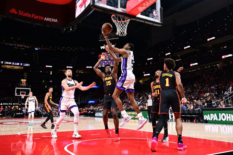 ATLANTA, GA - NOVEMBER 1: De'Aaron Fox #5 of the Sacramento Kings drives to the basket during the game against the Atlanta Hawks on November 1, 2024 at State Farm Arena in Atlanta, Georgia.  NOTE TO USER: User expressly acknowledges and agrees that, by downloading and/or using this Photograph, user is consenting to the terms and conditions of the Getty Images License Agreement. Mandatory Copyright Notice: Copyright 2024 NBAE (Photo by Adam Hagy/NBAE via Getty Images)