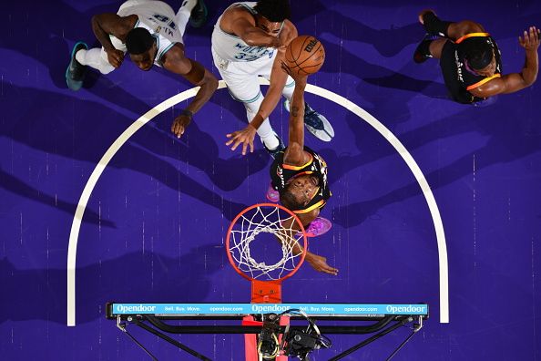 PHOENIX, AZ - NOVEMBER 15: Kevin Durant #35 of the Phoenix Suns grabs a rebound during the game against the Minnesota Timberwolves on November 15, 2023 at Footprint Center in Phoenix, Arizona. NOTE TO USER: User expressly acknowledges and agrees that, by downloading and or using this photograph, user is consenting to the terms and conditions of the Getty Images License Agreement. Mandatory Copyright Notice: Copyright 2023 NBAE (Photo by Barry Gossage/NBAE via Getty Images)