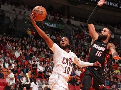 MIAMI, FL - DECEMBER 8: Darius Garland #10 of the Cleveland Cavaliers drives to the basket during the game against the Miami Heat on December 8, 2023 at Kaseya Center in Miami, Florida. NOTE TO USER: User expressly acknowledges and agrees that, by downloading and or using this Photograph, user is consenting to the terms and conditions of the Getty Images License Agreement. Mandatory Copyright Notice: Copyright 2023 NBAE (Photo by Issac Baldizon/NBAE via Getty Images)