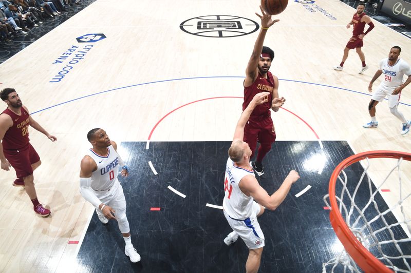 LOS ANGELES, CA - APRIL 7: Jarrett Allen #31 of the Cleveland Cavaliers shoots the ball during the game against the LA Clippers on April 7, 2024 at Crypto.Com Arena in Los Angeles, California. NOTE TO USER: User expressly acknowledges and agrees that, by downloading and/or using this Photograph, user is consenting to the terms and conditions of the Getty Images License Agreement. Mandatory Copyright Notice: Copyright 2024 NBAE (Photo by Adam Pantozzi/NBAE via Getty Images)