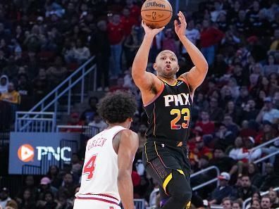 HOUSTON, TEXAS - DECEMBER 27: Eric Gordon #23 of the Phoenix Suns shoots a three point shot during the second quarter of the game against the Houston Rockets at Toyota Center on December 27, 2023 in Houston, Texas. User expressly acknowledges and agrees that, by downloading and or using this photograph, User is consenting to the terms and conditions of the Getty Images License Agreement. (Photo by Alex Bierens de Haan/Getty Images)