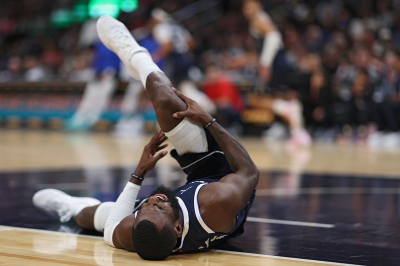 WASHINGTON, DC - NOVEMBER 15: Tim Hardaway Jr. #10 of the Dallas Mavericks is injured against the Washington Wizards during the second half at Capital One Arena on November 15, 2023 in Washington, DC. NOTE TO USER: User expressly acknowledges and agrees that, by downloading and or using this photograph, User is consenting to the terms and conditions of the Getty Images License Agreement. (Photo by Patrick Smith/Getty Images)