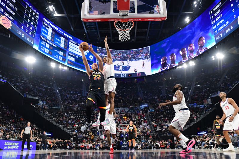 INGLEWOOD, CA - OCTOBER 31: Mason Plumlee #22 of the Phoenix Suns drives to the basket during the game against the LA Clippers on October 31, 2024 at Intuit Dome in Los Angeles, California. NOTE TO USER: User expressly acknowledges and agrees that, by downloading and/or using this Photograph, user is consenting to the terms and conditions of the Getty Images License Agreement. Mandatory Copyright Notice: Copyright 2024 NBAE (Photo by Adam Pantozzi/NBAE via Getty Images)