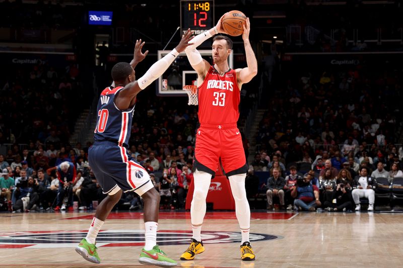 WASHINGTON, DC -? APRIL 9: Frank Kaminsky #33 of the halftime looks to pass the ball during the game against the Washington Wizards  on April 9, 2023 at Capital One Arena in Washington, DC. NOTE TO USER: User expressly acknowledges and agrees that, by downloading and or using this Photograph, user is consenting to the terms and conditions of the Getty Images License Agreement. Mandatory Copyright Notice: Copyright 2023 NBAE (Photo by Stephen Gosling/NBAE via Getty Images)