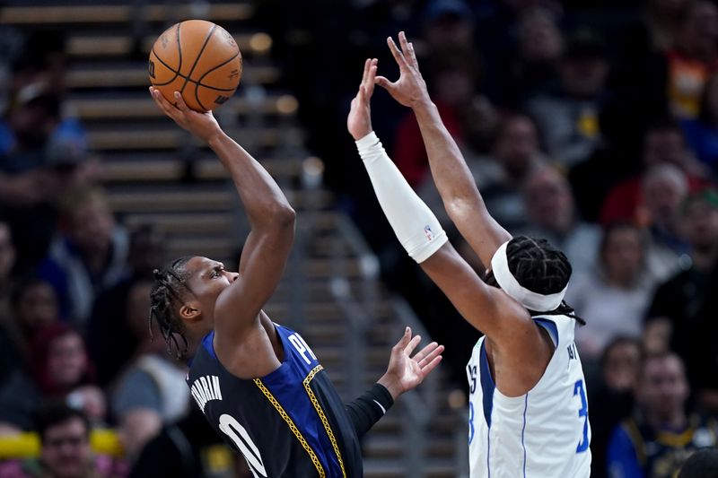 INDIANAPOLIS, INDIANA - MARCH 27: Bennedict Mathurin #00 of the Indiana Pacers attempts a shot while being guarded by Jaden Hardy #3 of the Dallas Mavericks in the second quarter at Gainbridge Fieldhouse on March 27, 2023 in Indianapolis, Indiana. NOTE TO USER: User expressly acknowledges and agrees that, by downloading and or using this photograph, User is consenting to the terms and conditions of the Getty Images License Agreement. (Photo by Dylan Buell/Getty Images)