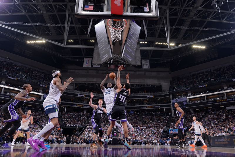 SACRAMENTO, CA - OCTOBER 24: Julius Randle #30 of the Minnesota Timberwolves shoots the ball during the game against the Sacramento Kings on October 24, 2024 at Golden 1 Center in Sacramento, California. NOTE TO USER: User expressly acknowledges and agrees that, by downloading and or using this Photograph, user is consenting to the terms and conditions of the Getty Images License Agreement. Mandatory Copyright Notice: Copyright 2024 NBAE (Photo by Rocky Widner/NBAE via Getty Images)