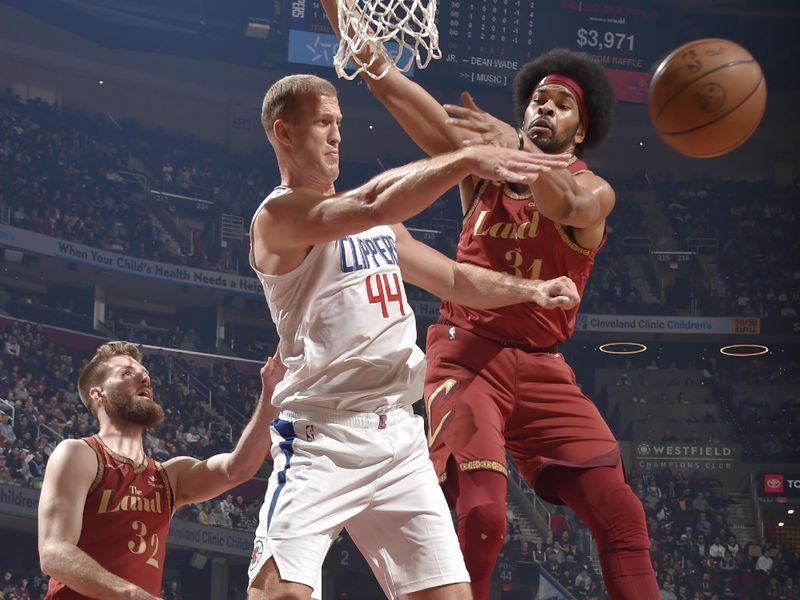 CLEVELAND, OH - JANUARY 29: Mason Plumlee #44 of the LA Clippers passes the ball during the game against the Cleveland Cavaliers on January 29, 2024 at Rocket Mortgage FieldHouse in Cleveland, Ohio. NOTE TO USER: User expressly acknowledges and agrees that, by downloading and/or using this Photograph, user is consenting to the terms and conditions of the Getty Images License Agreement. Mandatory Copyright Notice: Copyright 2024 NBAE (Photo by David Liam Kyle/NBAE via Getty Images)