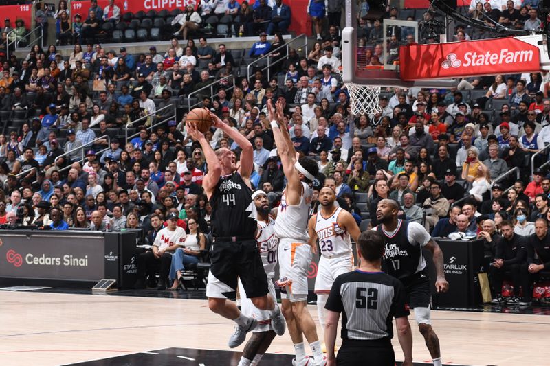 LOS ANGELES, CA - APRIL 10: Mason Plumlee #44 of the LA Clippers shoots the ball during the game against the Phoenix Suns on April 10, 2024 at Crypto.Com Arena in Los Angeles, California. NOTE TO USER: User expressly acknowledges and agrees that, by downloading and/or using this Photograph, user is consenting to the terms and conditions of the Getty Images License Agreement. Mandatory Copyright Notice: Copyright 2024 NBAE (Photo by Adam Pantozzi/NBAE via Getty Images)