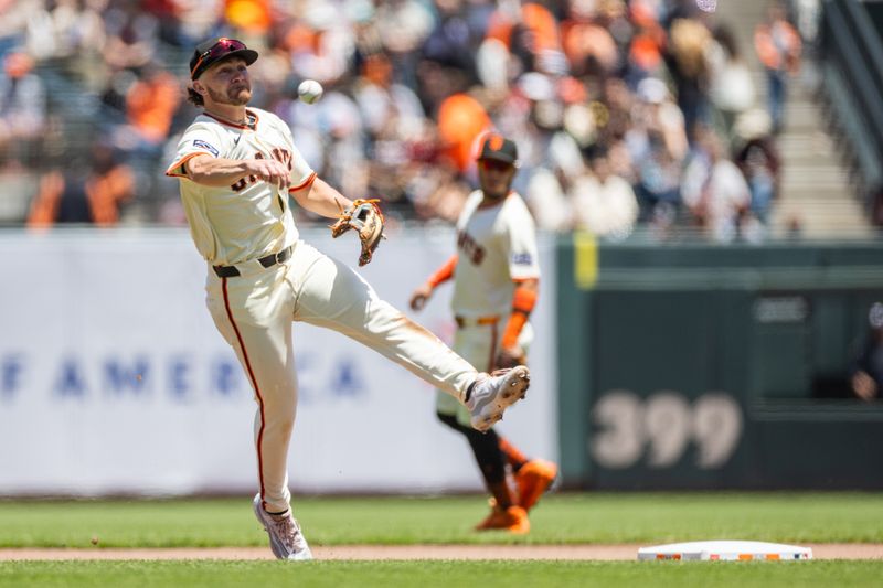 Giants Outmaneuver Astros in a Strategic 5-3 Victory at Oracle Park
