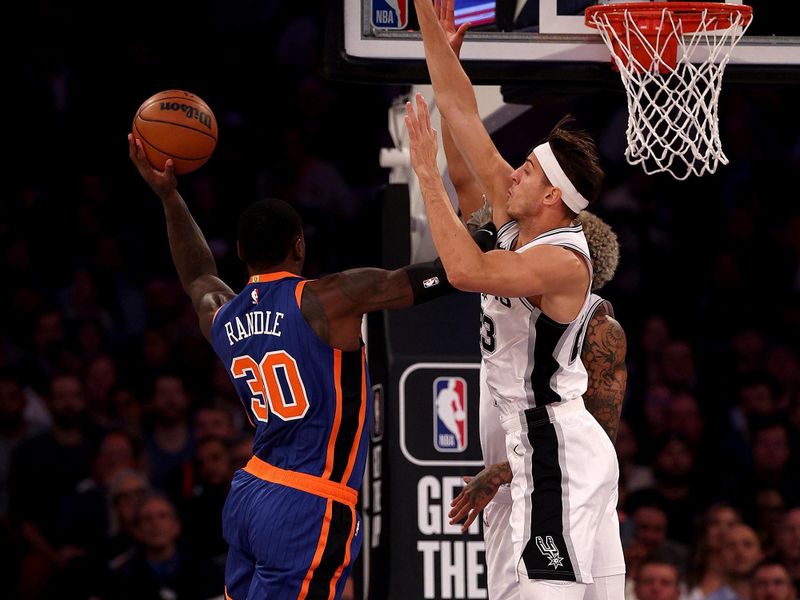 NEW YORK, NEW YORK - NOVEMBER 08: Julius Randle #30 of the New York Knicks shoots the ball in the game against Zach Collins #23 of the San Antonio Spurs during the first quarter at Madison Square Garden on November 08, 2023 in New York City. NOTE TO USER: User expressly acknowledges and agrees that, by downloading and or using this photograph, User is consenting to the terms and conditions of the Getty Images License Agreement. (Photo by Elsa/Getty Images)