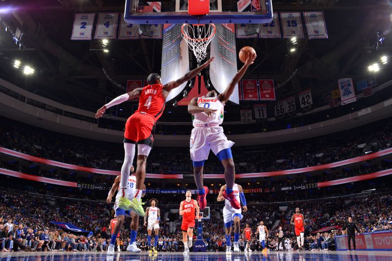 PHILADELPHIA, PA - NOVEMBER 27: Tyrese Maxey #0 of the Philadelphia 76ers drives to the basket during the game against the Houston Rockets on November 27, 2024 at the Wells Fargo Center in Philadelphia, Pennsylvania NOTE TO USER: User expressly acknowledges and agrees that, by downloading and/or using this Photograph, user is consenting to the terms and conditions of the Getty Images License Agreement. Mandatory Copyright Notice: Copyright 2024 NBAE (Photo by Jesse D. Garrabrant/NBAE via Getty Images)