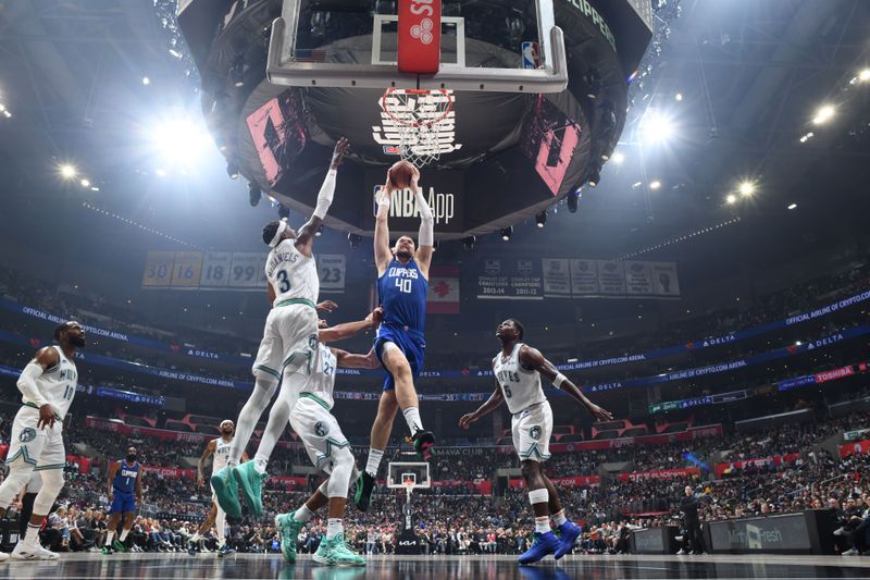 LOS ANGELES, CA - MARCH 12: Ivica Zubac #40 of the LA Clippers drives to the basket during the game against the Minnesota Timberwolves on March 12, 2024 at Crypto.Com Arena in Los Angeles, California. NOTE TO USER: User expressly acknowledges and agrees that, by downloading and/or using this Photograph, user is consenting to the terms and conditions of the Getty Images License Agreement. Mandatory Copyright Notice: Copyright 2024 NBAE (Photo by Tyler Ross/NBAE via Getty Images)