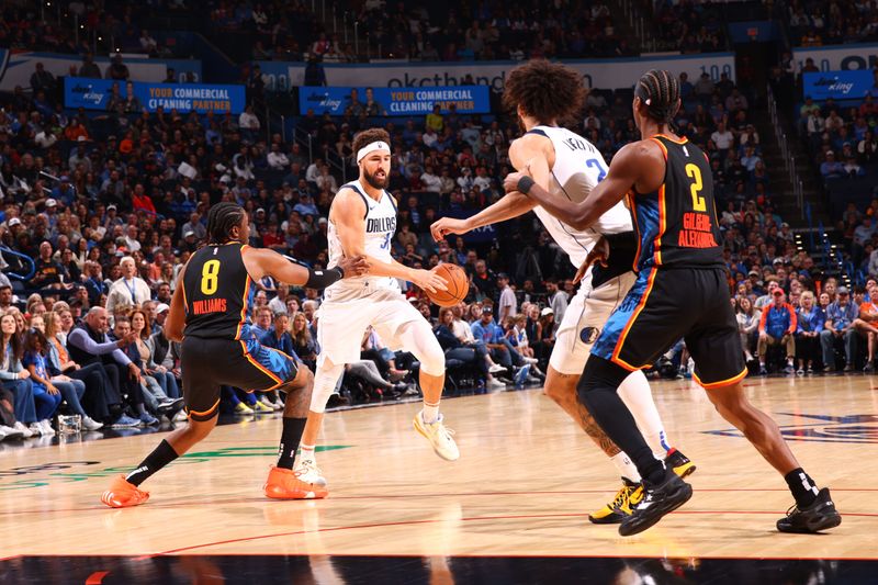 OKLAHOMA CITY, OK - NOVEMBER 17: Klay Thompson #31 of the Dallas Mavericks drives to the basket during the game against the Oklahoma City Thunder on November 17, 2024 at Paycom Center in Oklahoma City, Oklahoma. NOTE TO USER: User expressly acknowledges and agrees that, by downloading and or using this photograph, User is consenting to the terms and conditions of the Getty Images License Agreement. Mandatory Copyright Notice: Copyright 2024 NBAE (Photo by Zach Beeker/NBAE via Getty Images)