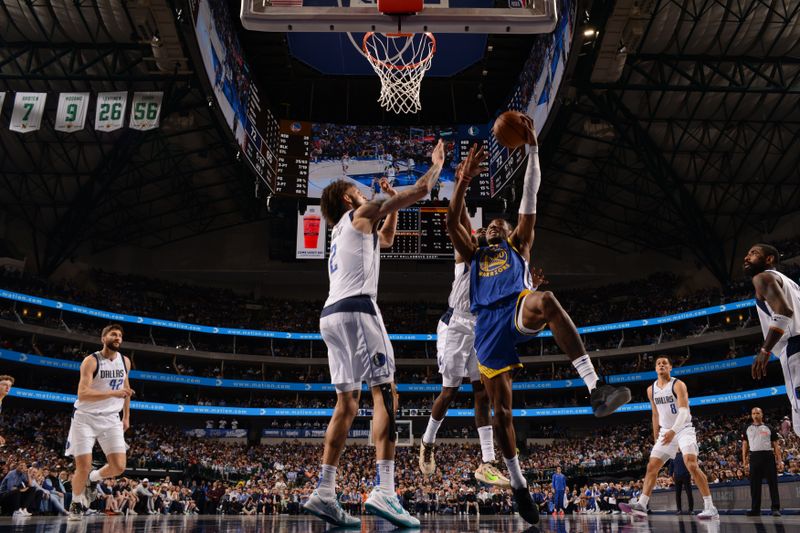 DALLAS, TX - MARCH 13: Jonathan Kuminga #00 of the Golden State Warriors drives to the basket during the game against the Dallas Mavericks on March 13, 2024 at the American Airlines Center in Dallas, Texas. NOTE TO USER: User expressly acknowledges and agrees that, by downloading and or using this photograph, User is consenting to the terms and conditions of the Getty Images License Agreement. Mandatory Copyright Notice: Copyright 2024 NBAE (Photo by Glenn James/NBAE via Getty Images)
