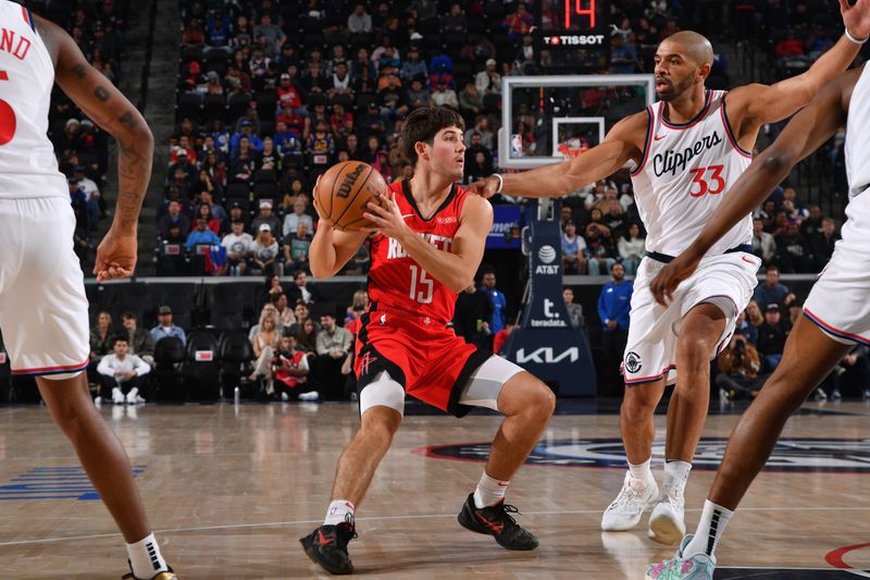 INGLEWOOD, CA - DECEMBER 8: Reed Sheppard #15 of the Houston Rockets handles the ball during the game against the LA Clippers on December 8, 2024 at Intuit Dome in Los Angeles, California. NOTE TO USER: User expressly acknowledges and agrees that, by downloading and/or using this Photograph, user is consenting to the terms and conditions of the Getty Images License Agreement. Mandatory Copyright Notice: Copyright 2024 NBAE (Photo by Juan Ocampo/NBAE via Getty Images)