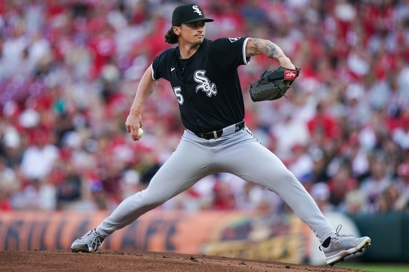 May 14, 2025; Cincinnati, Ohio, USA; Chicago White Sox pitcher Davis Martin (65) throws a pitch in the first inning of the MLB interleague game between the Cincinnati Reds and Chicago White Sox. Mandatory Credit: Frank Bowen IV-Imagn Images