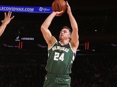 NEW YORK, NY - DECEMBER 25: Pat Connaughton #24 of the Milwaukee Bucks three point basket during the game against the New York Knicks on December 25, 2023 at Madison Square Garden in New York City, New York.  NOTE TO USER: User expressly acknowledges and agrees that, by downloading and or using this photograph, User is consenting to the terms and conditions of the Getty Images License Agreement. Mandatory Copyright Notice: Copyright 2023 NBAE  (Photo by Nathaniel S. Butler/NBAE via Getty Images)