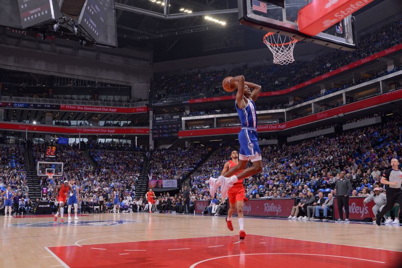 SACRAMENTO, CA - APRIL 14:  De'Aaron Fox #5 of the Sacramento Kings goes to the basket during the game on April 14, 2024 at Golden 1 Center in Sacramento, California. NOTE TO USER: User expressly acknowledges and agrees that, by downloading and or using this Photograph, user is consenting to the terms and conditions of the Getty Images License Agreement. Mandatory Copyright Notice: Copyright 2024 NBAE (Photo by Rocky Widner/NBAE via Getty Images)