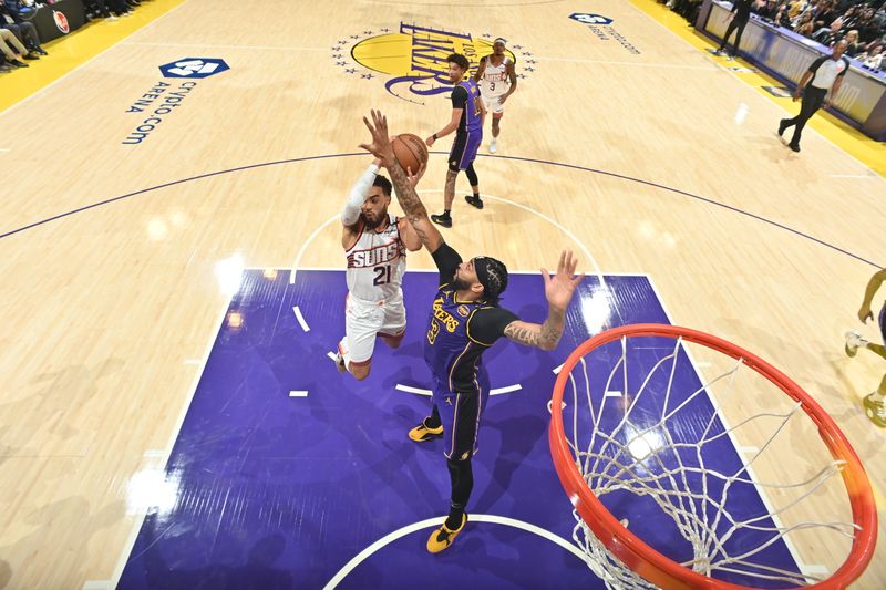 LOS ANGELES, CA - OCTOBER 25: Tyus Jones #21 of the Phoenix Suns looks to pass the ball during the game against the Los Angeles Lakers on October 25, 2024 at Crypto.Com Arena in Los Angeles, California. NOTE TO USER: User expressly acknowledges and agrees that, by downloading and/or using this Photograph, user is consenting to the terms and conditions of the Getty Images License Agreement. Mandatory Copyright Notice: Copyright 2024 NBAE (Photo by Adam Pantozzi/NBAE via Getty Images)