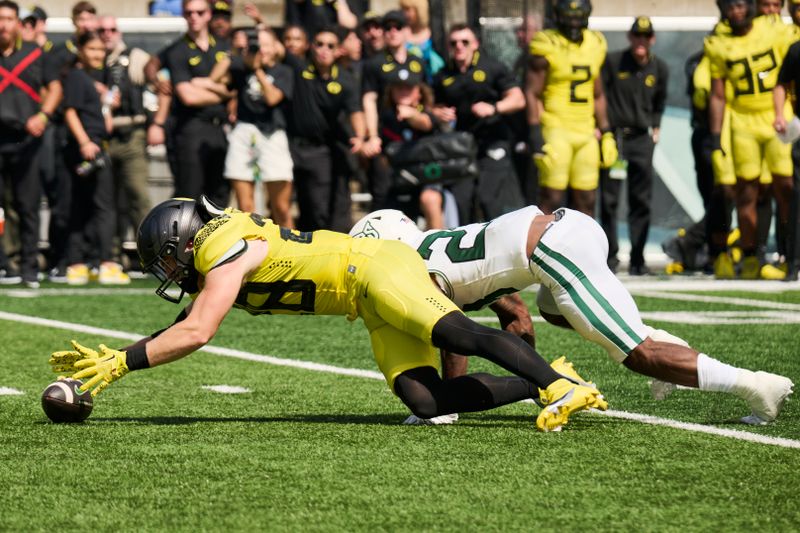 Sep 2, 2023; Eugene, Oregon, USA; Oregon Ducks linebacker Bryce Boettcher (28) recovers a fumble during the first half against Portland State Vikings defensive back Day Day Bright (23) at Autzen Stadium. Mandatory Credit: Troy Wayrynen-USA TODAY Sports