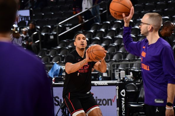 PHOENIX, AZ - JANUARY  1: Malcolm Brogdon #11 of the Portland Trail Blazers warms up before the game against the Phoenix Suns on January 1, 2024 at Footprint Center in Phoenix, Arizona. NOTE TO USER: User expressly acknowledges and agrees that, by downloading and or using this photograph, user is consenting to the terms and conditions of the Getty Images License Agreement. Mandatory Copyright Notice: Copyright 2024 NBAE (Photo by Kate Frese/NBAE via Getty Images)