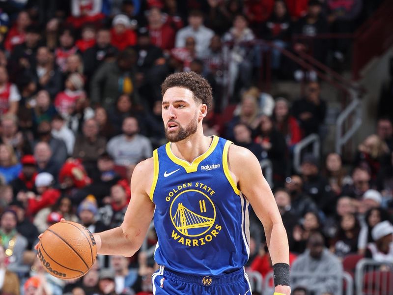 CHICAGO, IL - JANUARY 12: Klay Thompson #11 of the Golden State Warriors brings the ball up court during the game against the Chicago Bulls on January 12, 2024 at United Center in Chicago, Illinois. NOTE TO USER: User expressly acknowledges and agrees that, by downloading and or using this photograph, User is consenting to the terms and conditions of the Getty Images License Agreement. Mandatory Copyright Notice: Copyright 2024 NBAE (Photo by Jeff Haynes/NBAE via Getty Images)