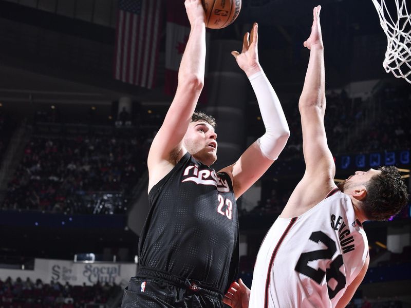 HOUSTON, TX -NOVEMBER 23:  Donovan Clingan #23 of the Portland Trail Blazers shoots the ball during the game against the Houston Rockets on November 23, 2024 at the Toyota Center in Houston, Texas. NOTE TO USER: User expressly acknowledges and agrees that, by downloading and or using this photograph, User is consenting to the terms and conditions of the Getty Images License Agreement. Mandatory Copyright Notice: Copyright 2024 NBAE (Photo by Logan Riely/NBAE via Getty Images)