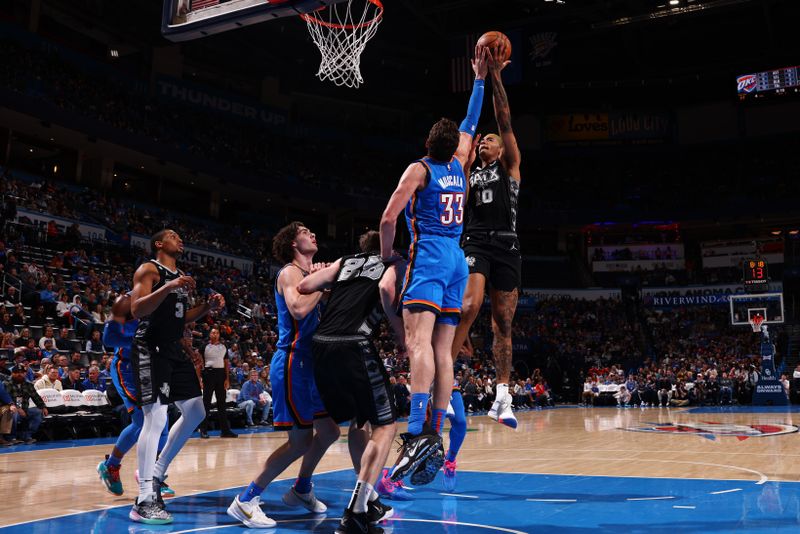 OKLAHOMA CITY, OK - DECEMBER 27: Jeremy Sochan #10 of the San Antonio Spurs rebounds the ball against the Oklahoma City Thunder on December 27, 2022 at Paycom Arena in Oklahoma City, Oklahoma. NOTE TO USER: User expressly acknowledges and agrees that, by downloading and or using this photograph, User is consenting to the terms and conditions of the Getty Images License Agreement. Mandatory Copyright Notice: Copyright 2022 NBAE (Photo by Zach Beeker/NBAE via Getty Images)