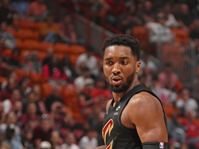 MIAMI, FL - JANUARY 29: Donovan Mitchell #45 of the Cleveland Cavaliers handles the ball during the game against the Miami Heat on January 29, 2025 at Kaseya Center in Miami, Florida. NOTE TO USER: User expressly acknowledges and agrees that, by downloading and or using this Photograph, user is consenting to the terms and conditions of the Getty Images License Agreement. Mandatory Copyright Notice: Copyright 2025 NBAE (Photo by Issac Baldizon/NBAE via Getty Images)