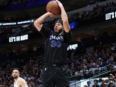 DALLAS, TEXAS - DECEMBER 27: Seth Curry #30 of the Dallas Mavericks shoots a three point shot in the second half against the Cleveland Cavaliers at American Airlines Center on December 27, 2023 in Dallas, Texas. NOTE TO USER: User expressly acknowledges and agrees that, by downloading and or using this photograph, User is consenting to the terms and conditions of the Getty Images License Agreement. (Photo by Tim Heitman/Getty Images)