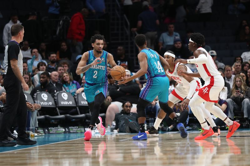 CHARLOTTE, NC - JANUARY 26:  Ish Smith #14 of the Charlotte Hornets passes the ball to James Bouknight #2 during the game against the Houston Rockets on January 26, 2024 at Spectrum Center in Charlotte, North Carolina. NOTE TO USER: User expressly acknowledges and agrees that, by downloading and or using this photograph, User is consenting to the terms and conditions of the Getty Images License Agreement.  Mandatory Copyright Notice:  Copyright 2024 NBAE (Photo by Brock Williams-Smith/NBAE via Getty Images)