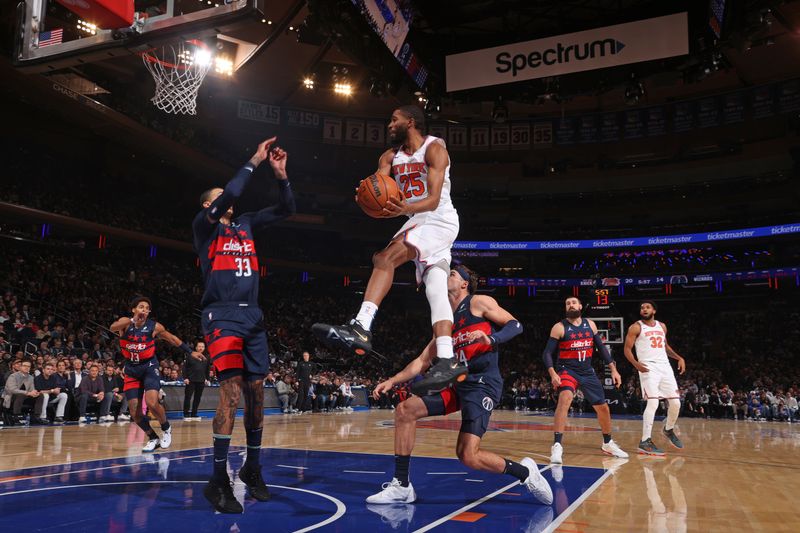 NEW YORK, NY - NOVEMBER 18: Mikal Bridges #25 of the New York Knicks passes the ball during the game against the Washington Wizards on November 18, 2024 at Madison Square Garden in New York City, New York.  NOTE TO USER: User expressly acknowledges and agrees that, by downloading and or using this photograph, User is consenting to the terms and conditions of the Getty Images License Agreement. Mandatory Copyright Notice: Copyright 2024 NBAE  (Photo by Nathaniel S. Butler/NBAE via Getty Images)