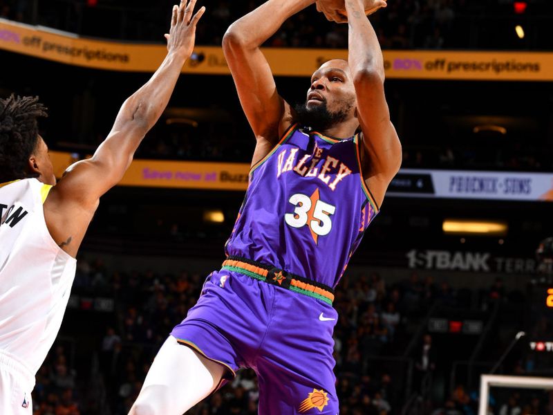 PHOENIX, AZ - JANUARY 11: Kevin Durant #35 of the Phoenix Suns shoots the ball during the game against the Utah Jazz on January 11, 2025 at Footprint Center in Phoenix, Arizona. NOTE TO USER: User expressly acknowledges and agrees that, by downloading and or using this photograph, user is consenting to the terms and conditions of the Getty Images License Agreement. Mandatory Copyright Notice: Copyright 2025 NBAE (Photo by Barry Gossage/NBAE via Getty Images)