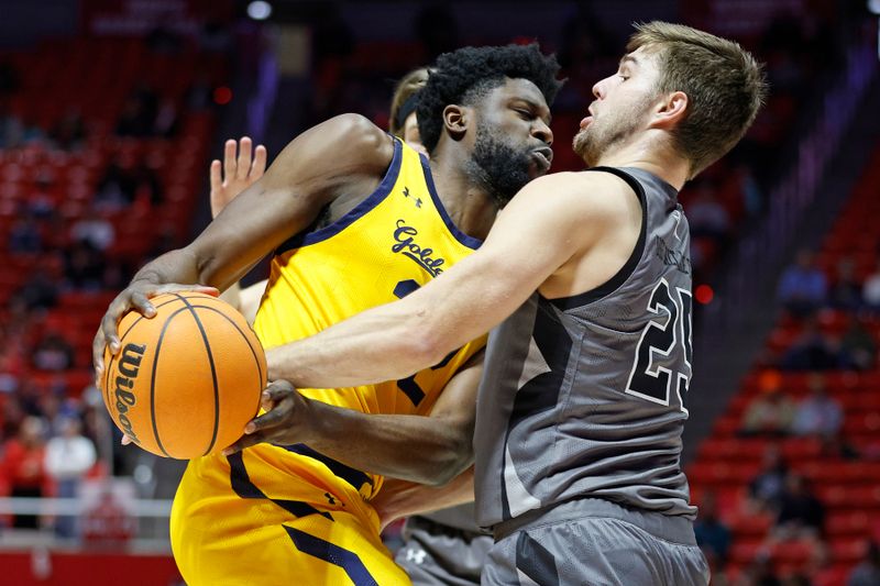 Feb 5, 2023; Salt Lake City, Utah, USA; California Golden Bears forward ND Okafor (22) and Utah Utes guard Rollie Worster (25) battle for the ball in the first half at Jon M. Huntsman Center. Mandatory Credit: Jeffrey Swinger-USA TODAY Sports