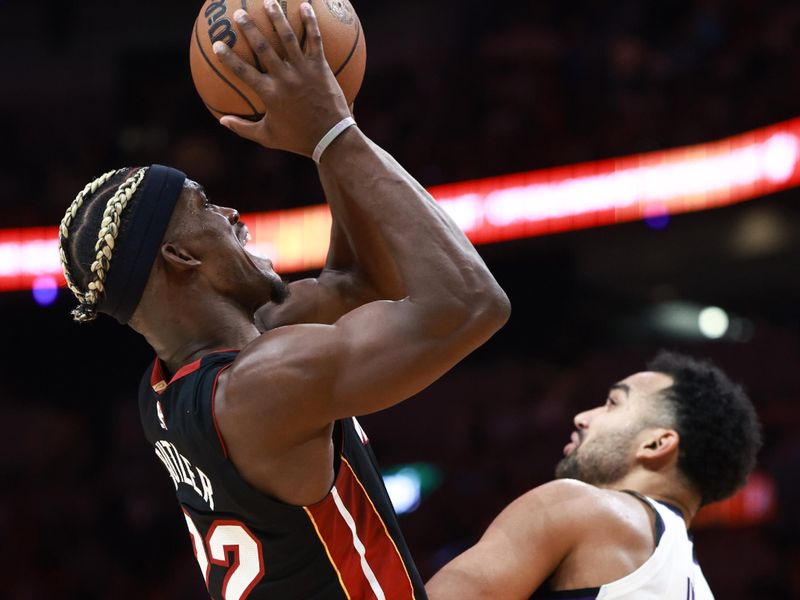 MIAMI, FLORIDA - NOVEMBER 04: Jimmy Butler #22 of the Miami Heat shoots over Trey Lyles #41 of the Sacramento Kings during the second half at Kaseya Center on November 04, 2024 in Miami, Florida. NOTE TO USER: User expressly acknowledges and agrees that, by downloading and or using this Photograph, user is consenting to the terms and conditions of the Getty Images License Agreement. (Photo by Carmen Mandato/Getty Images)