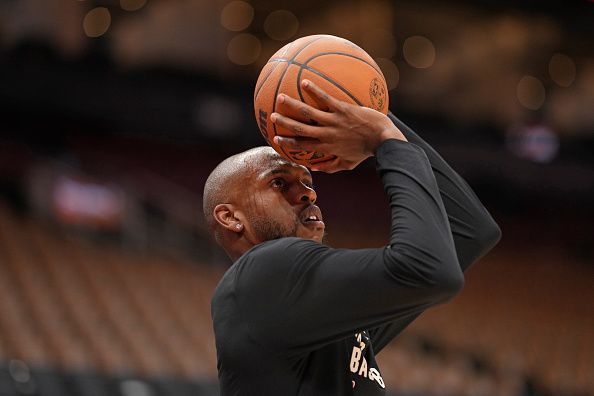 TORONTO, CANADA - NOVEMBER 15: Khris Middleton #22 of the Milwaukee Bucks warms up before the game against the Toronto Raptors on November 15, 2023 at the Scotiabank Arena in Toronto, Ontario, Canada.  NOTE TO USER: User expressly acknowledges and agrees that, by downloading and or using this Photograph, user is consenting to the terms and conditions of the Getty Images License Agreement.  Mandatory Copyright Notice: Copyright 2023 NBAE (Photo by Jordan Jones/NBAE via Getty Images)