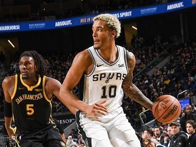 SAN FRANCISCO, CA - NOVEMBER 24:  Jeremy Sochan #10 of the San Antonio Spurs handles the ball during the game  during the in-Season Tournament on November 24, 2023 at Chase Center in San Francisco, California. NOTE TO USER: User expressly acknowledges and agrees that, by downloading and or using this photograph, user is consenting to the terms and conditions of Getty Images License Agreement. Mandatory Copyright Notice: Copyright 2023 NBAE (Photo by Noah Graham/NBAE via Getty Images)