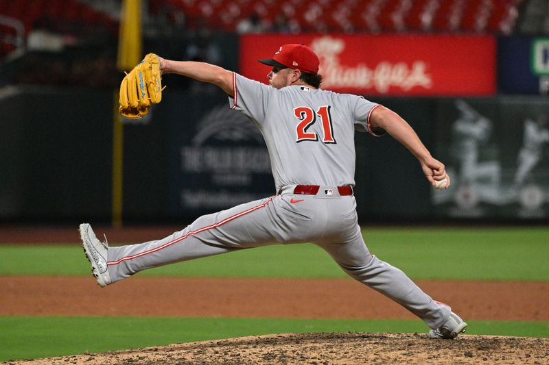 Sep 15, 2025; St. Louis, Missouri, USA; Cincinnati Reds relief pitcher Emilio Pagan (21) pitches against the St. Louis Cardinals in the ninth inning at Busch Stadium. Mandatory Credit: Joe Puetz-Imagn Images