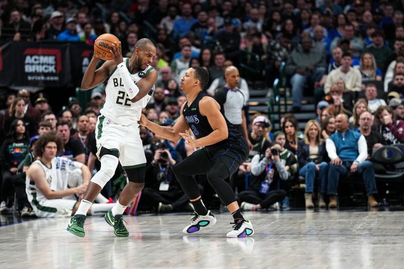 DALLAS, TX - FEBRUARY 3: Khris Middleton #22 of the Milwaukee Bucks handles the ball during the game against the Dallas Mavericks on February 3, 2024 at the American Airlines Center in Dallas, Texas. NOTE TO USER: User expressly acknowledges and agrees that, by downloading and or using this photograph, User is consenting to the terms and conditions of the Getty Images License Agreement. Mandatory Copyright Notice: Copyright 2024 NBAE (Photo by Glenn James/NBAE via Getty Images)