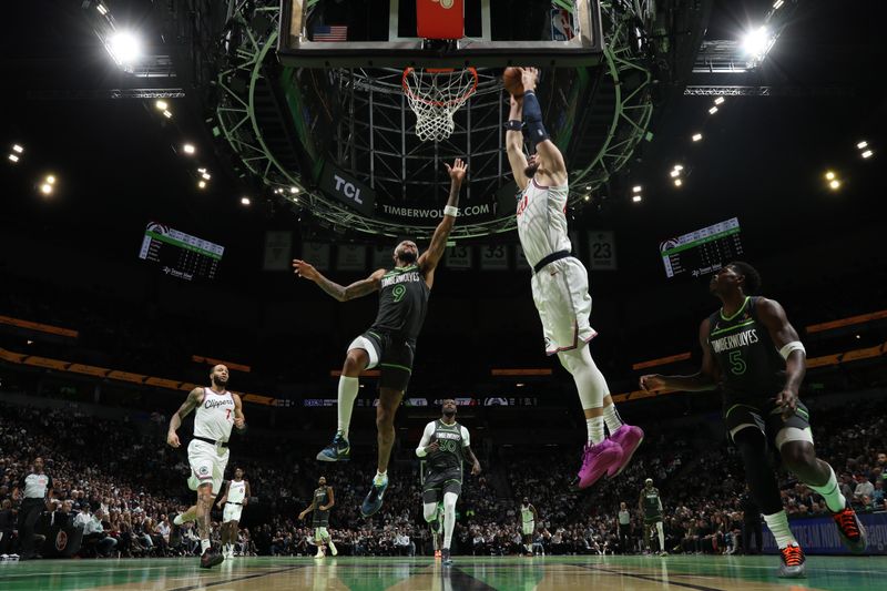 MINNEAPOLIS, MN -  NOVEMBER 29: Ivica Zubac #40 of the LA Clippers drives to the basket during the game against the Minnesota Timberwolves during the Emirates NBA Cup game on November 29, 2024 at Target Center in Minneapolis, Minnesota. NOTE TO USER: User expressly acknowledges and agrees that, by downloading and or using this Photograph, user is consenting to the terms and conditions of the Getty Images License Agreement. Mandatory Copyright Notice: Copyright 2024 NBAE (Photo by Jordan Johnson/NBAE via Getty Images)