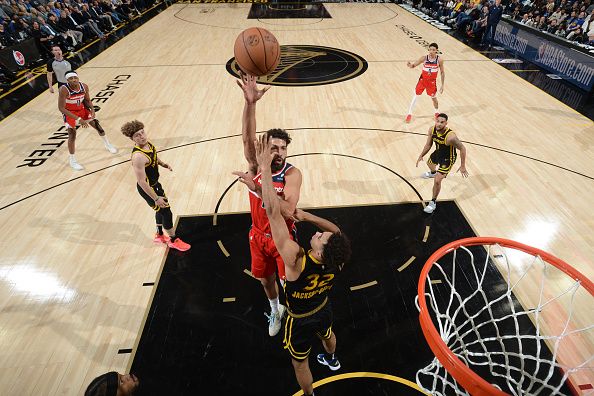 SAN FRANCISCO, CA - DECEMBER 22: Anthony Gill #16 of the Washington Wizards drives to the basket during the game against the Golden State Warriors on December 22, 2023 at Chase Center in San Francisco, California. NOTE TO USER: User expressly acknowledges and agrees that, by downloading and or using this photograph, user is consenting to the terms and conditions of Getty Images License Agreement. Mandatory Copyright Notice: Copyright 2023 NBAE (Photo by Noah Graham/NBAE via Getty Images)